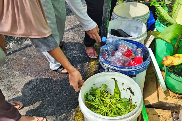 Warga memilah sampah dari rumah sebelum disetorkan ke Bank Sampah Bumi Lestari, Srengseng, Jakarta Barat, Minggu (17/5/2026). Foto: Aditya Nugraha/kumparan