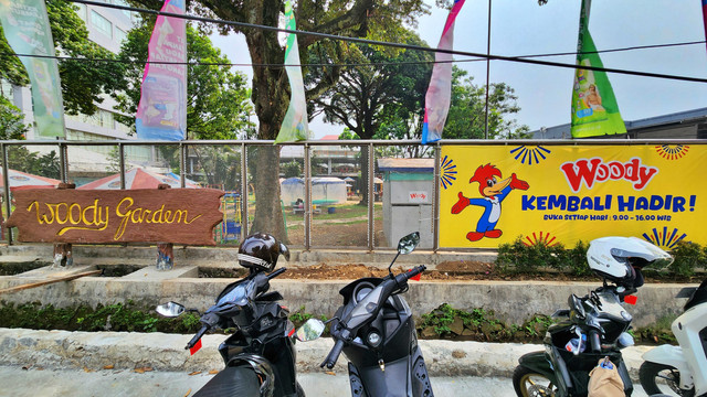 Suasana taman Woody Super Ice Cream yang baru buka kembali di Jalan Raya Bogor, Depok, Jawa Barat. Foto: Azalia Amadea/kumparan