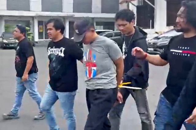 Polisi menangkap DR (29 tahun), pria yang menyekap dan memperkosa seorang mahasiswi salah satu kampus swasta di Makassar. Foto: Dok. Jatanras Polrestabes Makassar