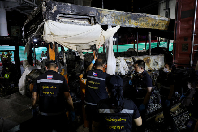 Petugas layanan darurat bekerja di lokasi kecelakaan di Jalan Asok-Din Daeng, Bangkok, Thailand, Minggu (17/5/2026). Foto: Athit Perawongmetha/REUTERS