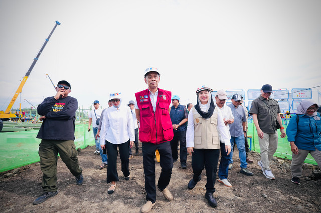Wamensos Agus Jabo saat meninjau pembangunan gedung permanen Sekolah Rakyat di Desa Wlahar, Kecamatan Larangan, Brebes, Jawa Tengah, Minggu (17/5/2026). Foto: Kemensos RI