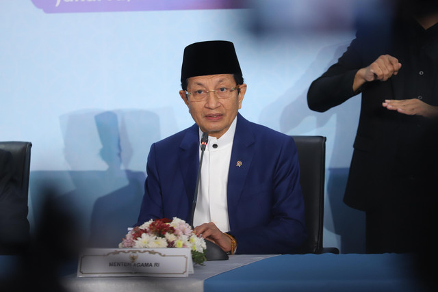 Menteri Agama Nasaruddin Umar (tengah) memberikan keterangan pers hasil Sidang Isbat Penetapan Awal Zulhijah 1447 Hijriah di Kementerian Agama, Jakarta, Minggu (17/5/2026). Foto: Iqbal Firdaus/kumparan