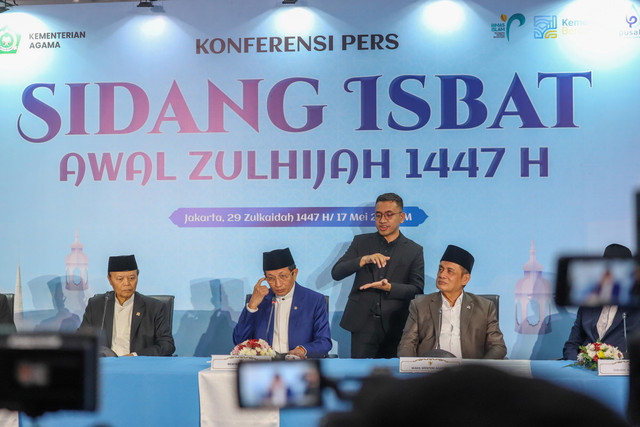 Menteri Agama Nasaruddin Umar (tengah) memberikan keterangan pers hasil Sidang Isbat Penetapan Awal Zulhijah 1447 Hijriah di Kementerian Agama, Jakarta, Minggu (17/5/2026). Foto: Iqbal Firdaus/kumparan