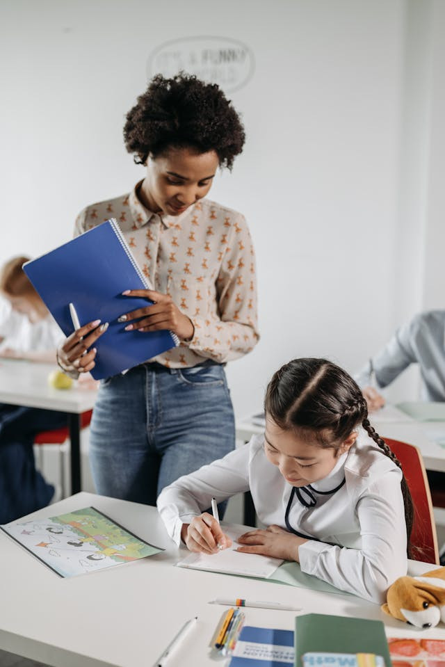 sumber:Foto oleh Pavel Danilyuk dari Pexels: https://www.pexels.com/id-id/foto/duduk-sekolah-siswa-murid-8423093/
