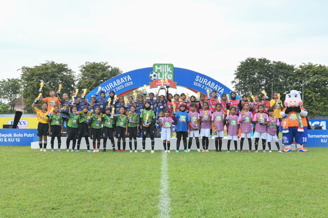 Momen penyerahan hadiah di podium kepada para juara dan runner-up KU 10 dan KU 12 MilkLife Soccer Challenge Surabaya Seri 2 2025-2026. Foto: MilkLife Soccer