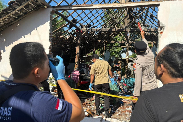 Sebuah rumah rusak diduga akibat ledakan petasan di Dusun Bakalan, Desa Rowomarto, Kecamatan Patianrowo, Kabupaten Nganjuk, Minggu (17/5/2026). Foto: Dok. Istimewa
