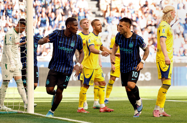 Selebrasi pemain Inter Milan Ange Yoan Bonny usai mencetak gol ke gawang Hellas Verona pada pertandingan Liga Italia di San Siro, Milan, Italia, Minggu (17/5/2026). Foto: Remo Casilli/REUTERS