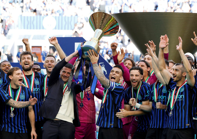Pemain Inter Milan merayakan gelar juara Liga Italia di San Siro, Milan, Italia, Minggu (17/5/2026). Foto: Remo Casilli/REUTERS