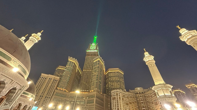 Laser hijau di Clock Tower Makkah, menandakan pergantian bulan ke Dzulhijah. Foto: Dok. MCH 2026