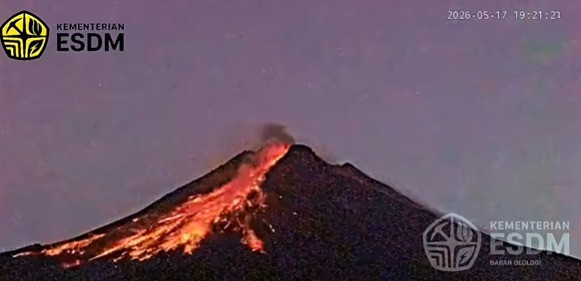 Gunung Merapi menyembur awan panas guguran pada Minggu (17/5) malam. Foto: dok. Instagram/@badan.geologi