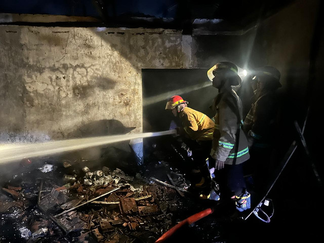Proses pemadaman rumah kebakaran di Desa Getas Pejaten, Kecamatan Jati, Kabupaten Kudus, Jawa Tengah, pada Senin (18/5) dini hari. Foto: Dok. Polres Kudus