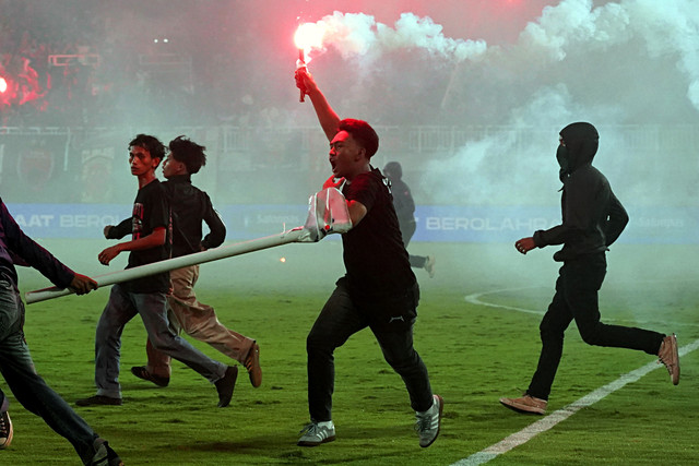 Sejumlah suporter memasuki lapangan usai pertandingan BRI Super League 2025/2026 PSM Makassar melawan Persib Bandung di Stadion BJ Habibie, Parepare, Sulawesi Selatan, Minggu (17/5/2026). Foto: Hasrul Said/ANTARA FOTO
