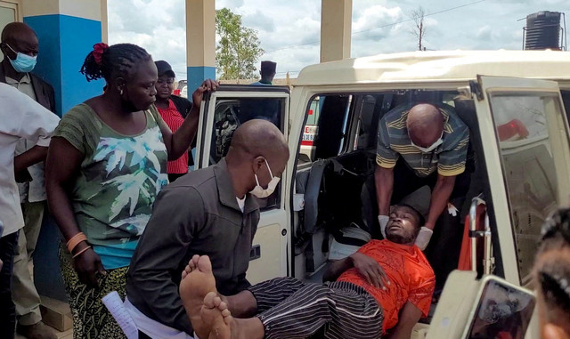 Seorang pria digendong keluar dari ambulans saat tiba di Rumah Sakit Rujukan Umum Bunia setelah konfirmasi wabah Ebola yang melibatkan strain Bundibugyo di Bunia, provinsi Ituri, Republik Demokratik Kongo, 16 Mei 2026. Foto: REUTERS/Victoire Mukenge