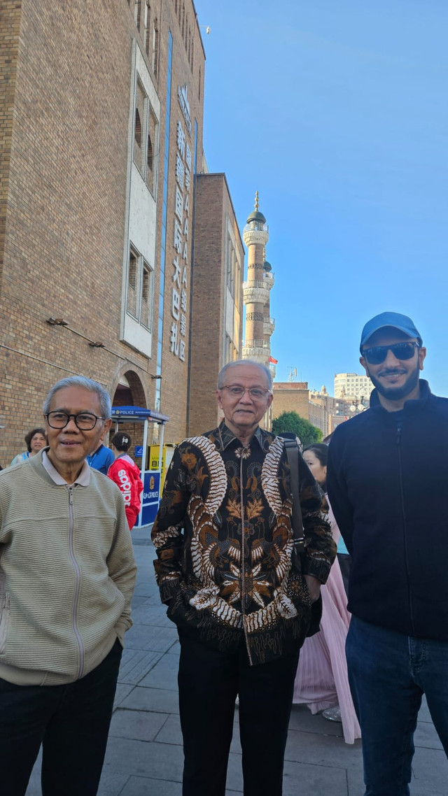Di kota Urumqi, Ibu Kota Xinjiang. Bersama Prof. Sudarnoto Ketua Bidang Luar Negeri MUI dan Hasan M.Hasan dari Uni Emirat Arab. Foto: Dokumentasi Pribadi.