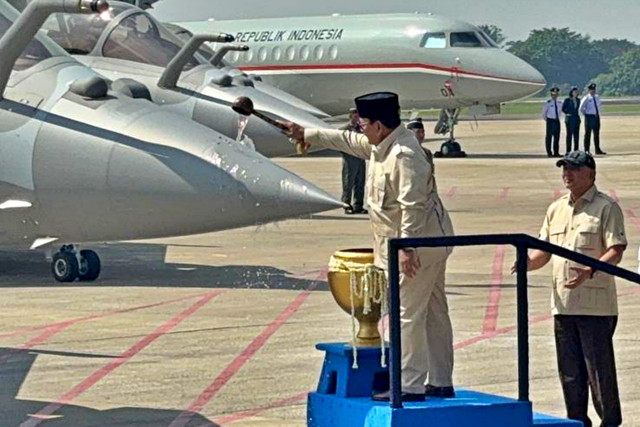 Presiden RI Prabowo Subianto menyaksikan penyerahan alutsista strategis berupa 6 pesawat tempur Rafale, 6 pesawat Falcon 8X, 2 pesawat A400M MRTT, serta 2 Radar GCI GM403 dari Kemenhan ke TNI di Lanud Halim Perdanakusuma, Jakarta, Senin (18/5/2026). Foto: Zamachsyari/kumparan