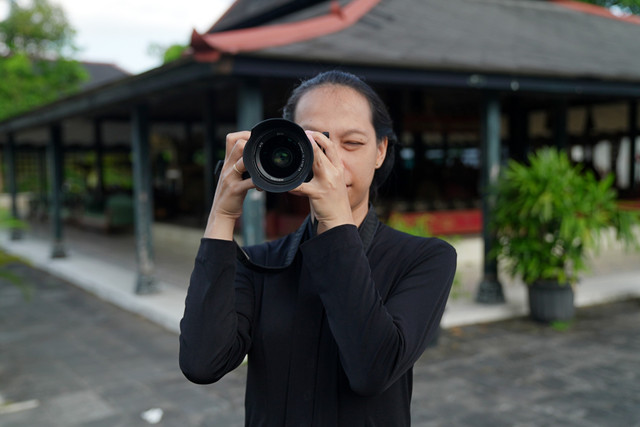 Valentina Endah Winarni (Nyi Mas Penewu Adyawarni Guritno) abdi dalem perempuan Keraton Yogyakarta yang bertugas sebagai fotografer, Jumat (15/5/2026). Foto: Faiz Zulfikar/kumparan