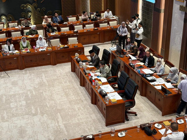 Suasana rapat kerja Komisi I DPR dengan Menkomdigi Meutya Hafid di Kompleks Parlemen, Senayan, Jakarta, Senin (18/5). Foto: Nasywa Athifah/kumparan