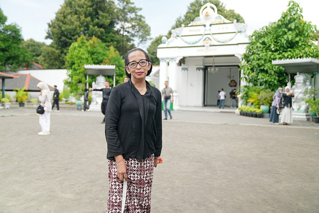 Siti Amirul (Nyi KRT. Noorsundari) abdi dalem yang bertugas di Kawedanan Radya Kartiyasa, bagian yang mengurusi parawisata dan museum Keraton, Kamis (15/5/2026). Foto: Faiz Zulfikar/kumparan