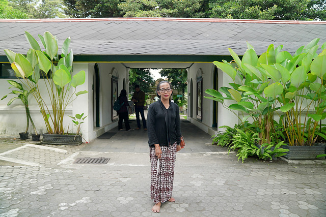 Siti Amirul (Nyi KRT. Noorsundari), abdi dalem yang bertugas di Kawedanan Radya Kartiyasa yang mengurusi parawisata dan museum Keraton. Foto: Faiz Zulfikar/kumparan