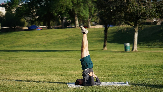 Ilustrasi Cara melakukan sikap lilin dengan benar u. Foto: Unsplash/Kahar Erbol