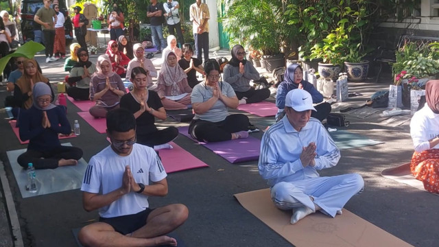 Presiden ke-7, Joko Widodo (Jokowi), mengikuti olahraga yoga. Foto: kumparan