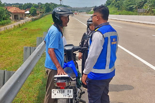 Petugas Jasa Marga mengamankan pengendara motor yang masuk ke Tol Batang. Foto: Dok. Jasa Marga