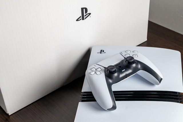 Tampilan PlayStation 5 Pro (kanan) dan PlayStation 5. Foto: BadPixma/Shutterstock