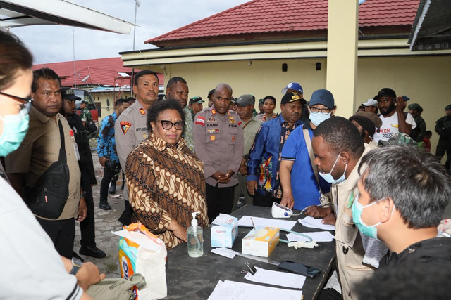 Wamendagri Ribka Haluk tegaskan sinergi pusat dan Pemda Papua Pegunungan dalam mengawal pemulangan pengungsi Jayawijaya, Minggu (17/5/2026). Foto: Kemendagri RI