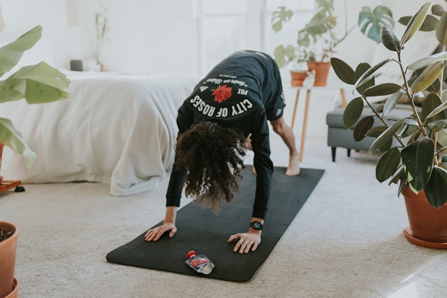 Ilustrasi cara melakukan guling depan.Foto: Cole Keister / Unsplash