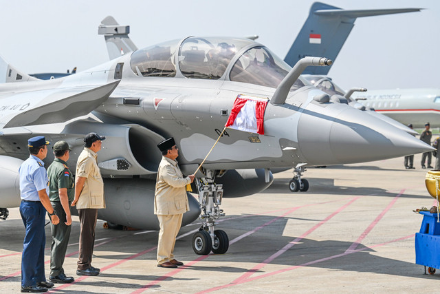 Presiden Prabowo Subianto (kanan) menarik bendera Merah Putih saat serah terima alat utama sistem persenjataan (alutsista) dari Pemerintah kepada TNI di Lanud Halim Perdanakusuma, Jakarta, Senin (18/5/2026). Foto: Galih Pradipta/ANTARA FOTO