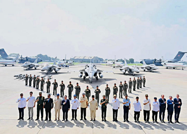 Presiden Prabowo Subianto menyaksikan penyerahan alat utama sistem persenjataan (alutsista) strategis kepada Tentara Nasional Indonesia (TNI) di Pangkalan Udara Halim Perdanakusuma, Jakarta, Senin (18/5/2026). Foto: Instagram/ @sekretariat.kabinet