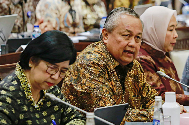 Gubernur BI Perry Warjiyo (tengah) bersama Deputi Gubernur Senior BI Destry Damayanti (kiri), dan Deputi Gubernur BI Aida Budiman (kanan) mengikuti raker dengan Komisi XI DPR di Kompleks Parlemen, Senayan, Jakarta, Senin (18/5/2026). Foto: Asprilla Dwi Adha/ANTARA FOTO