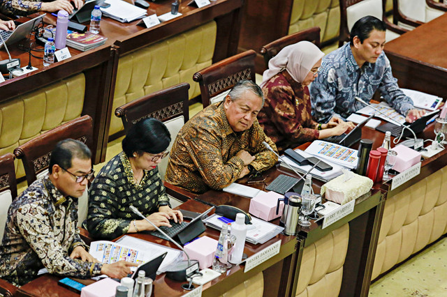 Gubernur BI Perry Warjiyo bersama Deputi Gubernur Senior BI Destry Damayanti, Deputi Gubernur BI Thomas Djiwandono, Aida Budiman, dan Ricky Gozali mengikuti raker dengan Komisi XI DPR di Kompleks Parlemen, Senayan, Jakarta, Senin (18/5/2026). Foto: Asprilla Dwi Adha/ANTARA FOTO
