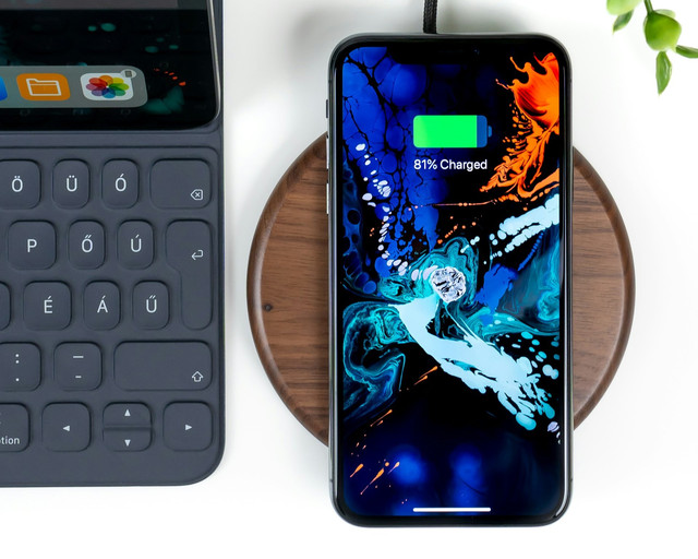 Ilustrasi HP wireless charging murah Mei 2026. Foto: Unsplash.