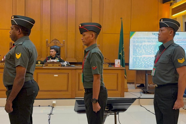 Terdakwa kasus dugaan penculikan dan pembunuhan kepala cabang (kacab) bank Serka Frengky Yaru (kiri), Kopda Feri Heriyanto (tengah) dan Serka Mochamad Nasir (kanan) menjalani sidang lanjutan di Pengadilan Militer II-08, Jakarta, Senin, (18/5/2026). Foto: Nauval Pratama/kumparan