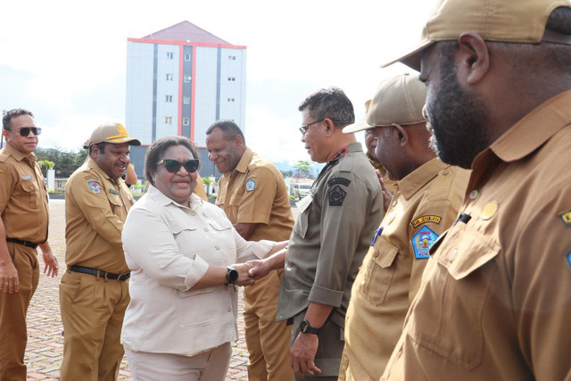 Wamendagri Ribka Haluk beri motivasi ASN Jayawijaya agar tetap disiplin melayani warga dan dorong kreativitas PAD, Senin (18/5/2026). Foto: Kemendagri RI