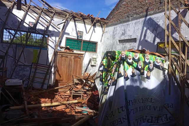 Kondisi atap ruang kelas yang ambrol di SD Negeri 2 Mlilir, Desa Mlilir, Kecamatan Gubug, Kabupaten Grobogan. Foto: Dok. Istimewa