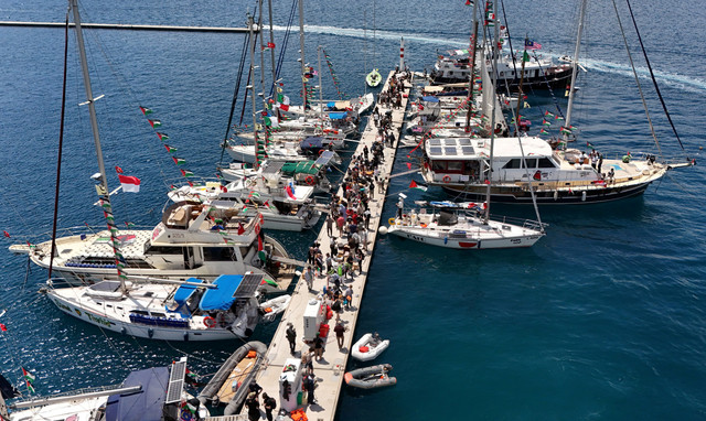 Kru dan kapal Global Sumud Flotilla berkumpul di sebuah pelabuhan sebelum keberangkatan mereka menuju Gaza di Marmaris, Turki, Kamis (14/5/2026). Foto: Mehmet Emin Caliskan/REUTERS 