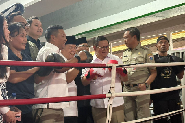 Gubernur DKI Jakarta Pramono Anung saat meninjau dan meresmikan sasana tinju di kolong jalan layang kawasan Pasar Rebo, Jakarta Timur, Senin (18/5/2026). Foto: Ryan Iqbal/kumparan