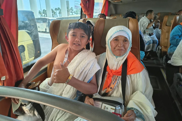 Painah dan anaknya saat di bus menuju ke Makkah. Foto: MCH 2026