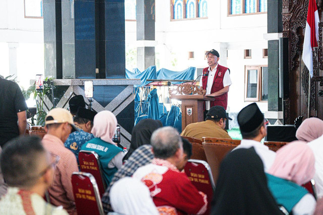 Wamensos Agus Jabo Priyono serahkan bantuan ATENSI senilai Rp1,1 miliar dalam Bakti Sosial Terintegrasi di Pemalang, Senin (18/5/2026). Foto: Kemensos RI