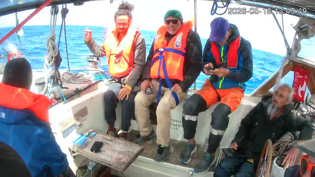 Kru Armada Global Sumud saat kapal angkatan laut Israel mencegatnya dalam pelayaran menuju Gaza dalam upaya untuk mengirimkan bantuan pada Senin (18/5/2026).
 Foto: Global Sumud Flotilla
