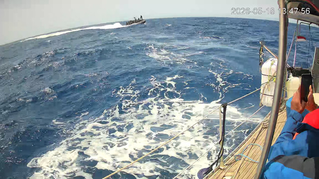 Kru Armada Global Sumud saat kapal angkatan laut Israel mencegatnya dalam pelayaran menuju Gaza dalam upaya untuk mengirimkan bantuan pada Senin (18/5/2026).
 Foto: Global Sumud Flotilla