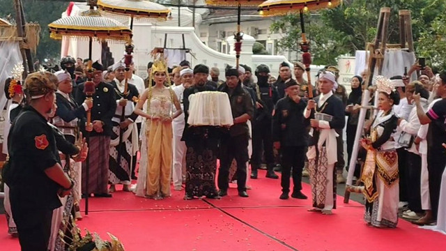 Mahkota Binokasih peninggalan Kerajaan Pajajaran dikembalikan kepada Keraton Sumedang Larang, Senin (18/5/2026). Foto: kumparan