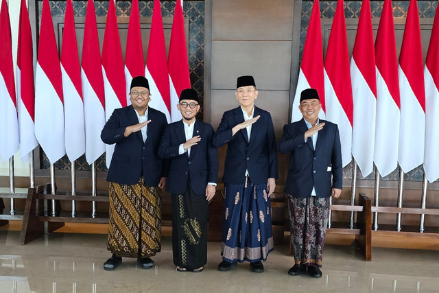 Wamenhaj Dahnil Anzar Simanjuntak bersama Jusuf Hamka. Foto: Kemenhaj RI