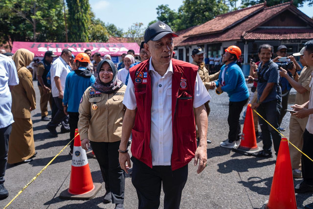 Wamensos Agus Jabo Priyono menghadiri Apel Pengukuhan dan Simulasi Uji SOP Kampung Siaga Bencana (KSB) di Pendopo Kabupaten Pemalang, Jawa Tengah, Senin (18/5/2026). Foto: Kemensos RI