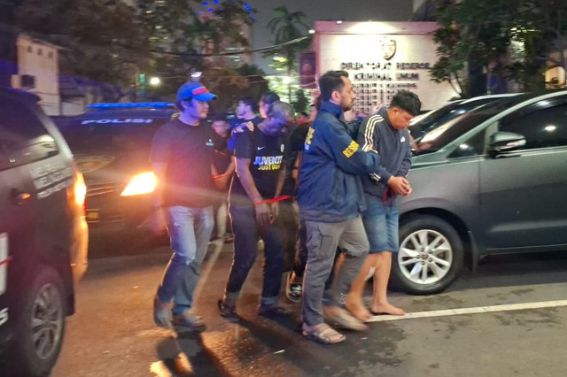 Polisi menggiring pelaku pencurian dan kekerasan di sejumlah wilayah Jakarta ke Polda Metro Jaya, Senin (18/5/2026). Foto: Ryan Iqbal/kumparan
