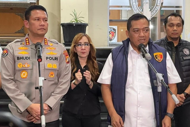 Kabid Humas Polda Metro Jaya, Kombes Pol Budi Hermanto dan Dirreskrimum Polda Metro Jaya, Kombes Pol Iman Imanuddin saat memberikan keterangan pers mengenai kasus curas di wilayah Jakarta, Senin (18/5/2026). Foto: Ryan Iqbal/kumparan