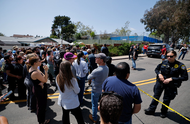 Suasana usai penembakan di Islamic Center of San Diego di California, Amerika Serikat pada Senin (18/5). Foto: Reuters