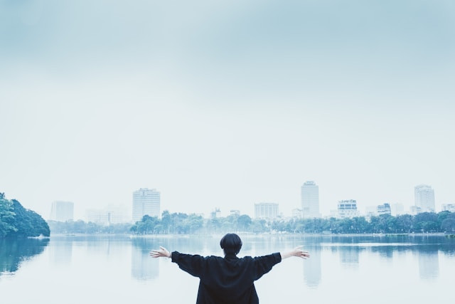 Ilustrasi menurut Anda, apa pengaruh orang lain terhdap konsep diri dan harga diri. Foto: Leohoho/Unsplash